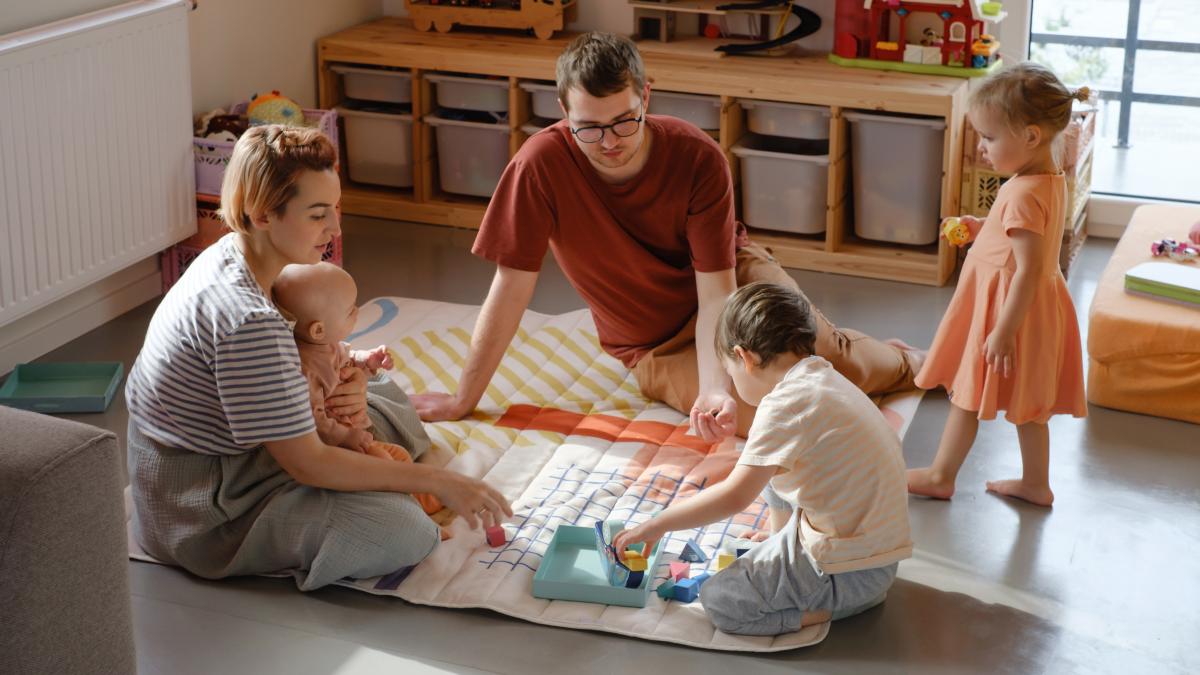 dezvolta-inteligenta-copiilor-prin-joc-iuliana-baban-este-cumva-naturala--dar-parintii-o-pot-sustine-prin-absolut-orice-joaca_93919100