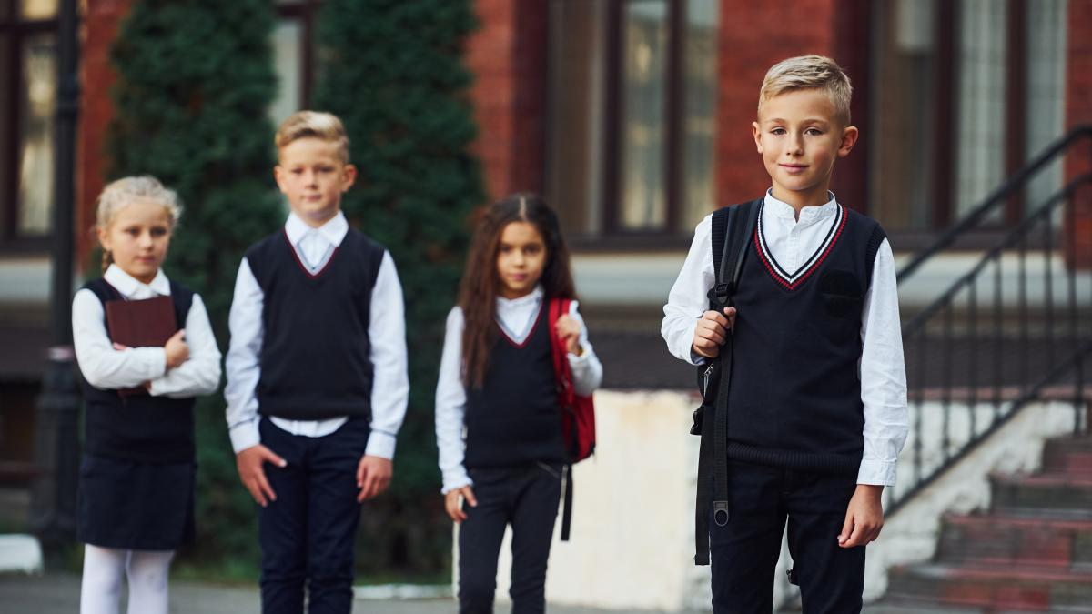propunereauniforme-obligatorii-in-scoli-starneste-indignare-printre-parinti-va-iesi-scanda--e-ca-nuca-in-perete-aceasta-initiativa_90050100