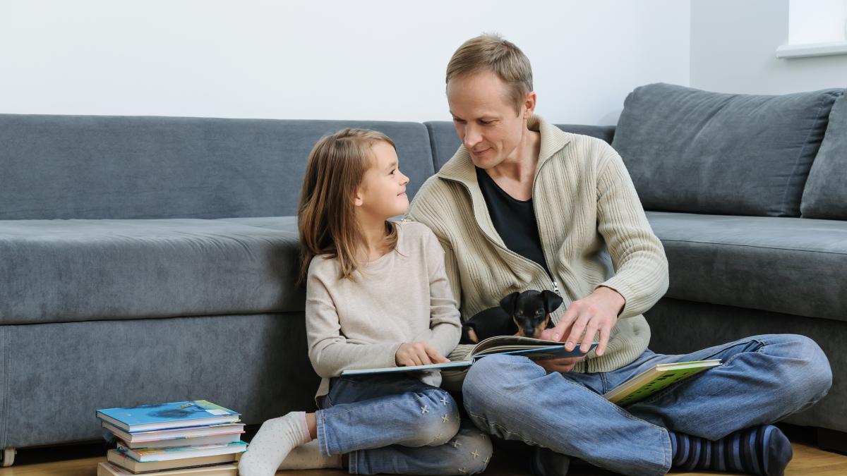 reactia-ta-atunci-cand-te-uiti-in-carnetul-de-note-al-copilului-poate-afecta-dezvoltarea-acestuia--expert-adopta-aceste-4-comportamente-si-fa-din-el-un-mijloc-de-incurajare_60920500