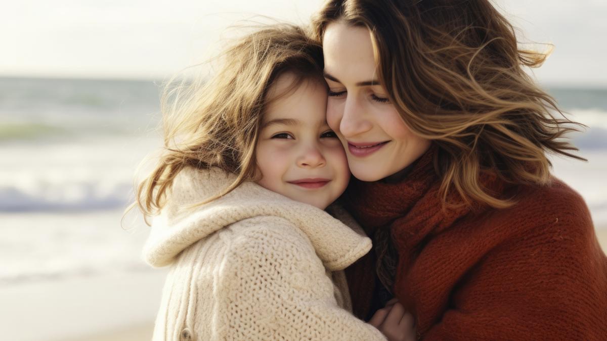 mother-daughter-spending-time-together-beach_08790800