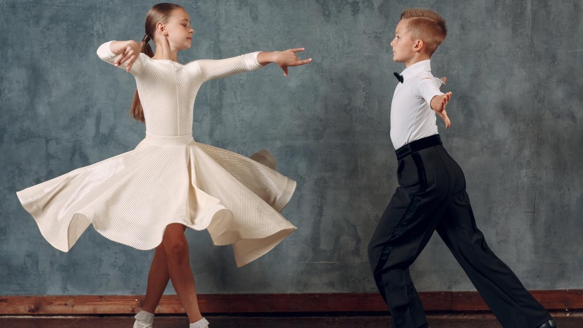 young-dancers-boy-girl-dancing-ballroom-dance-samba-1_22073800