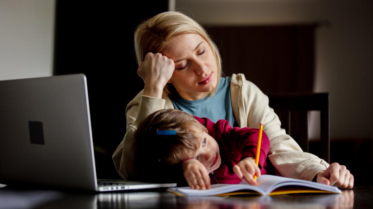 young-mother-works-computer-home-with-her-child_02804500
