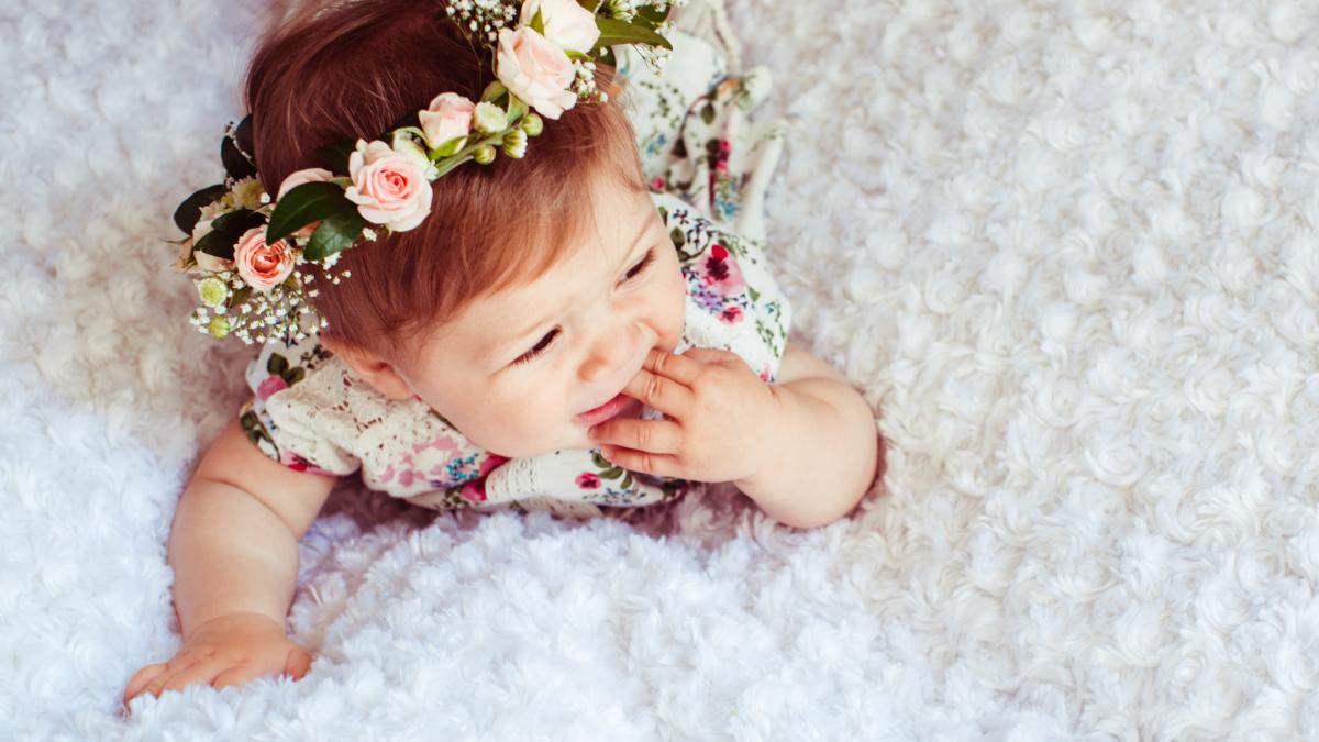 look-from-charming-little-girl-lying-fluffy-blanket-basket_32171600