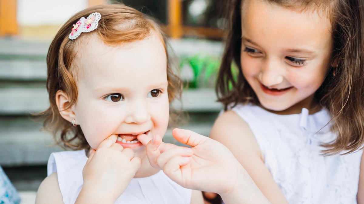 little-girl-sits-with-her-sister-footsteps_04676000
