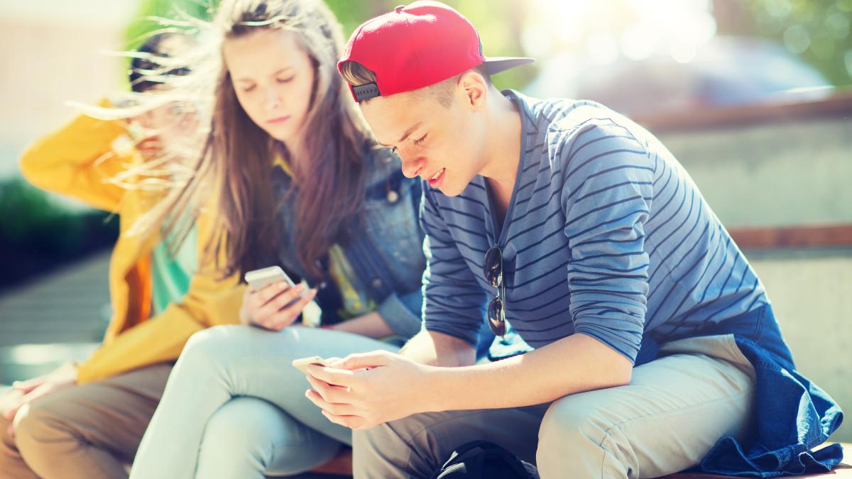 experiment-social-asta-s-a-intamplat-cu-10-adolescenti-care-nu-si-au-folosit-telefonul-mobil-timp-de-cinci-zile_99583100