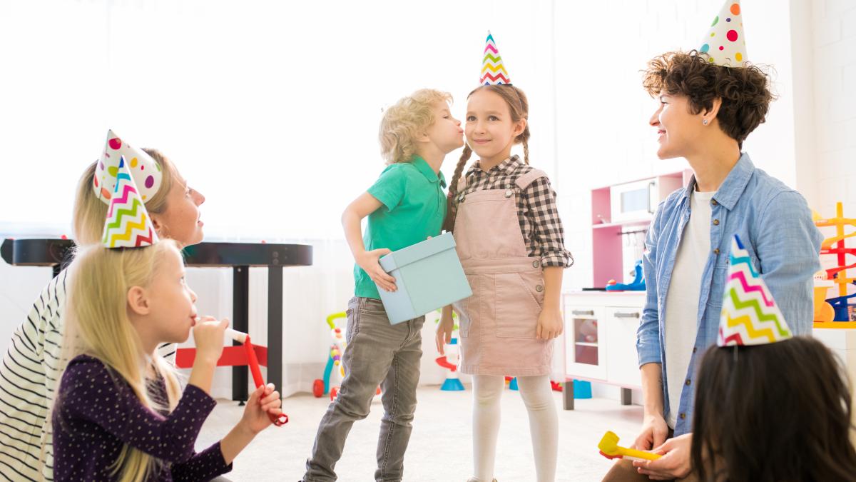 sa-nu-mai-facem-asta-o-mama-protesteaza-impotriva-unei-traditii-la-petrecerile-aniversare-ale-copiilor_02737200