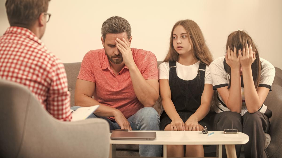 7-probleme-de-relatie-intre-parinti--frecvent-intalnite-in-terapie-impartirea-responsabilitatilor--stilurile-parentale-diferite-sau-stresul-financiar_41368700