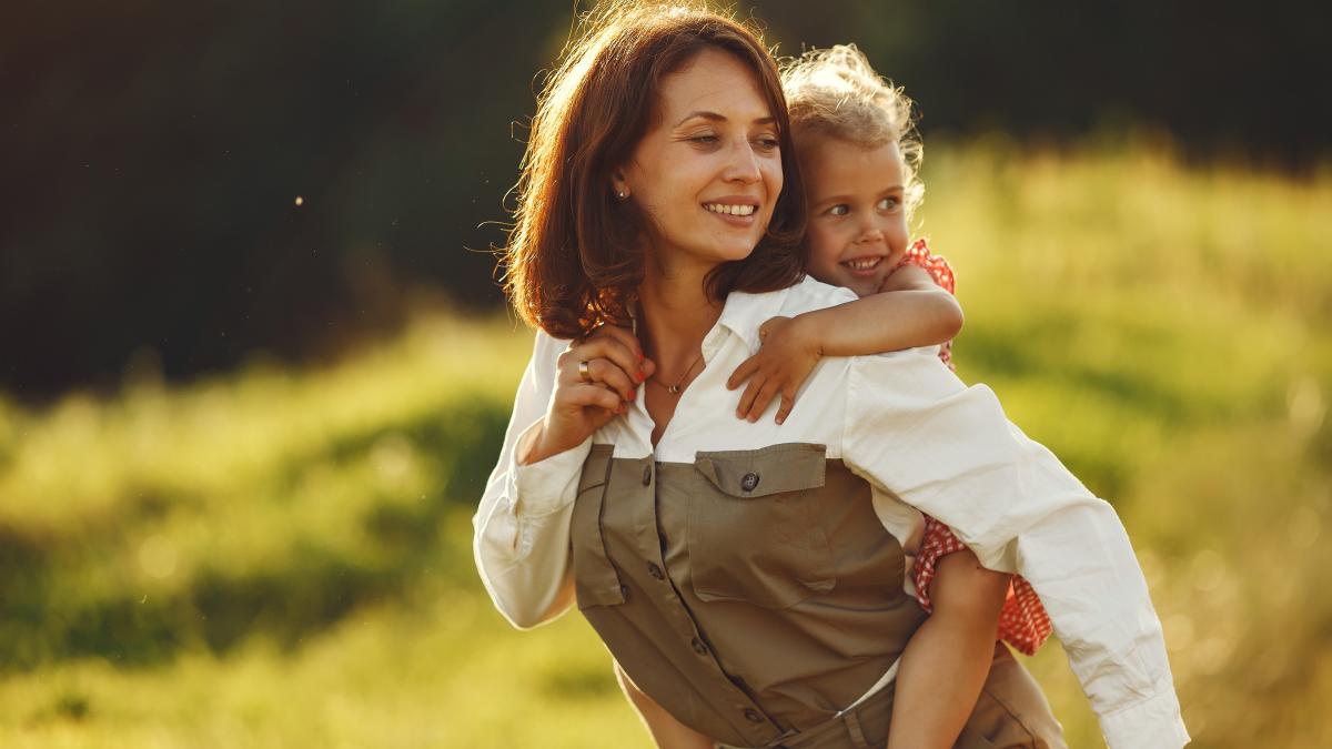 family-summer-field-sensual-photo-cute-little-girl_23613000