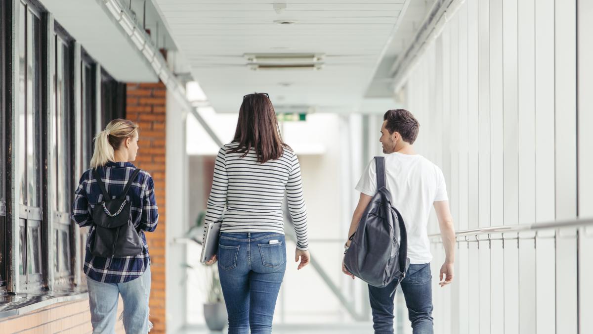 man-women-with-backpacks_53078100