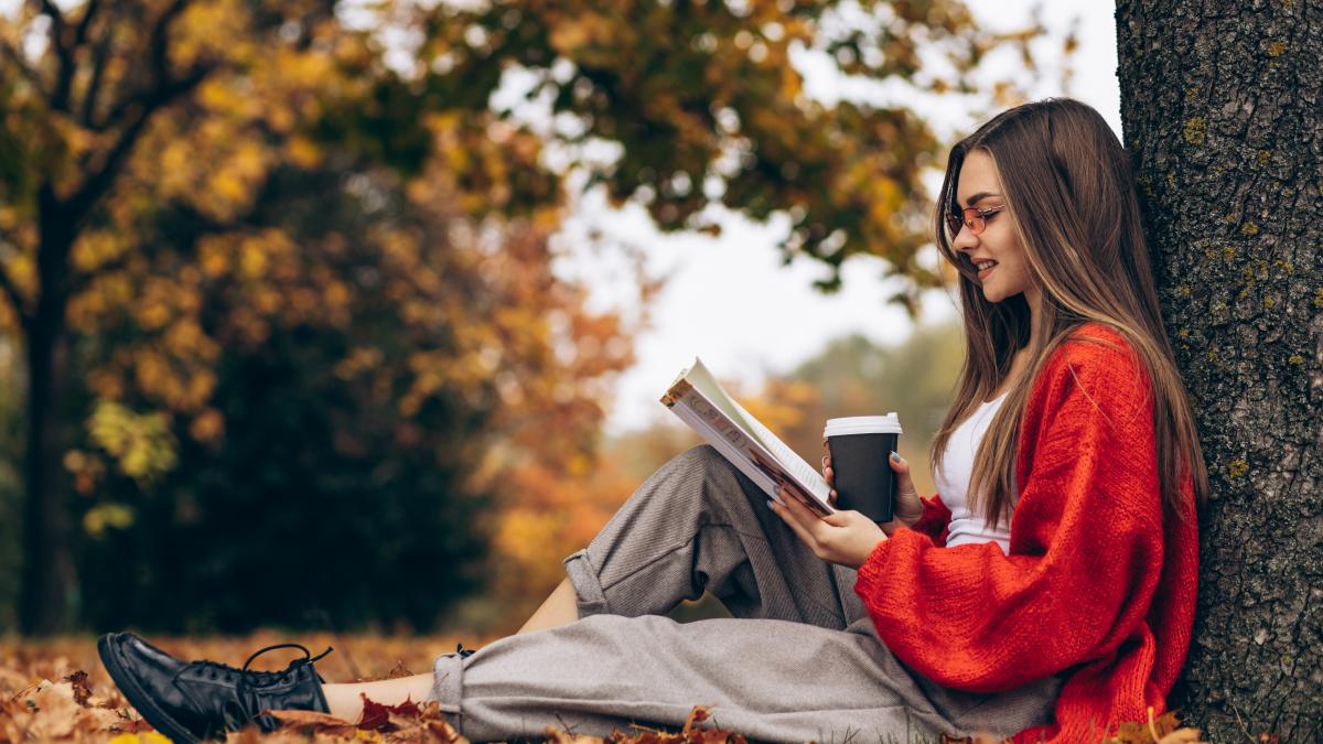 woman-reading-autumn-park-drinking-coffee-tree_15548200