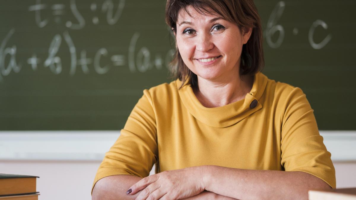 female-teacher-desk_03271400