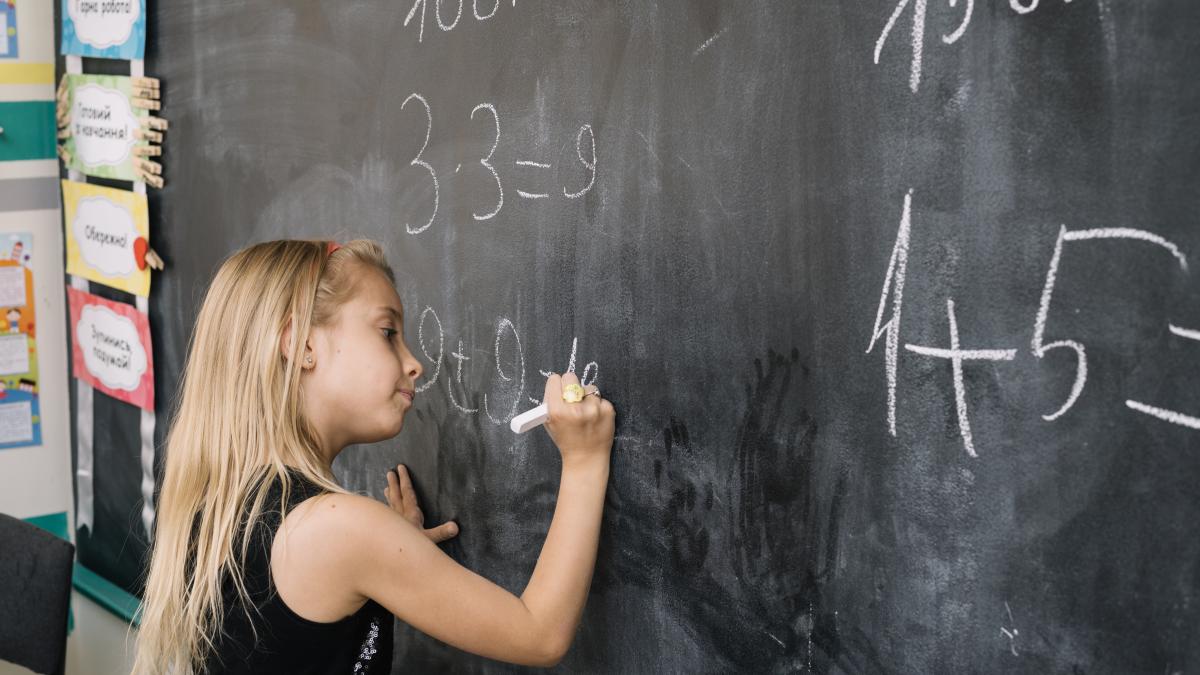 schoolgirl-math-lesson_26677500