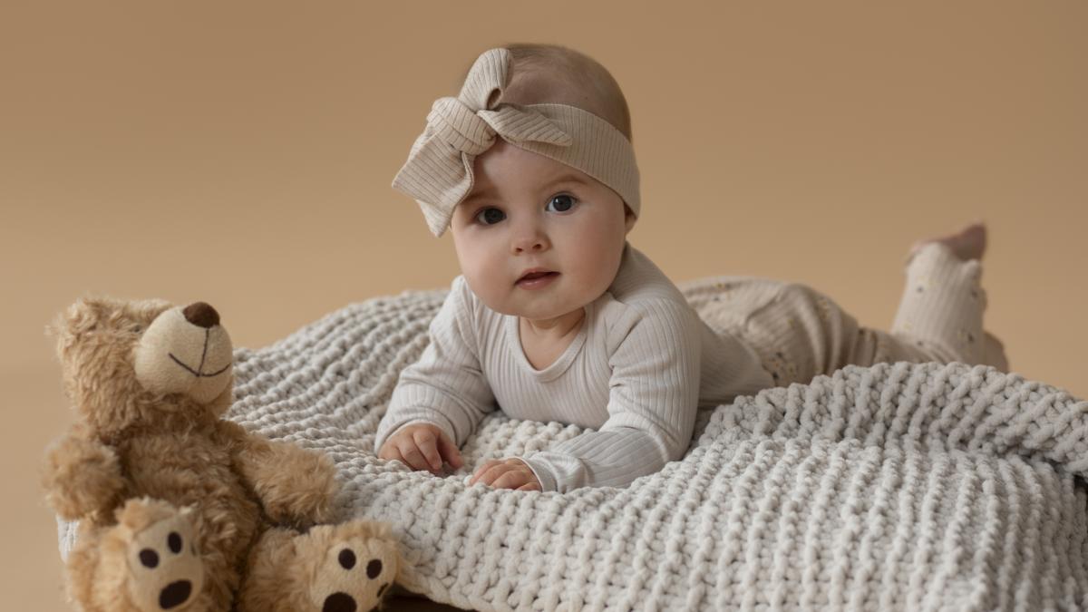cute-baby-with-stuffed-animal_43577700