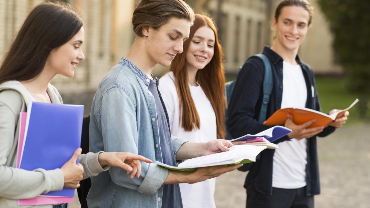 group-teenagers-reading-project-notes_56198400