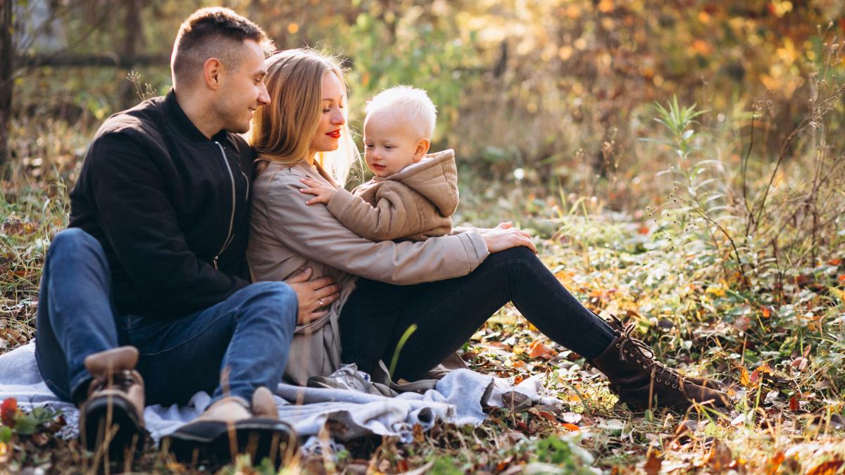 family-having-small-picnic-with-their-son-autumn-park_03935600