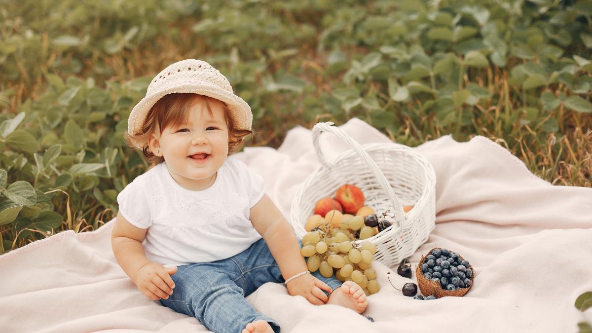 cute-little-sitting-blanket-park_09806900