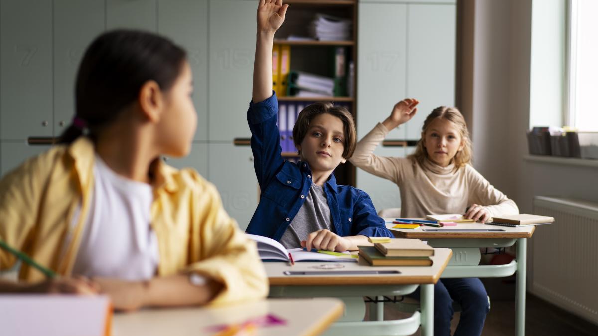 front-view-kids-cheating-school_65181100