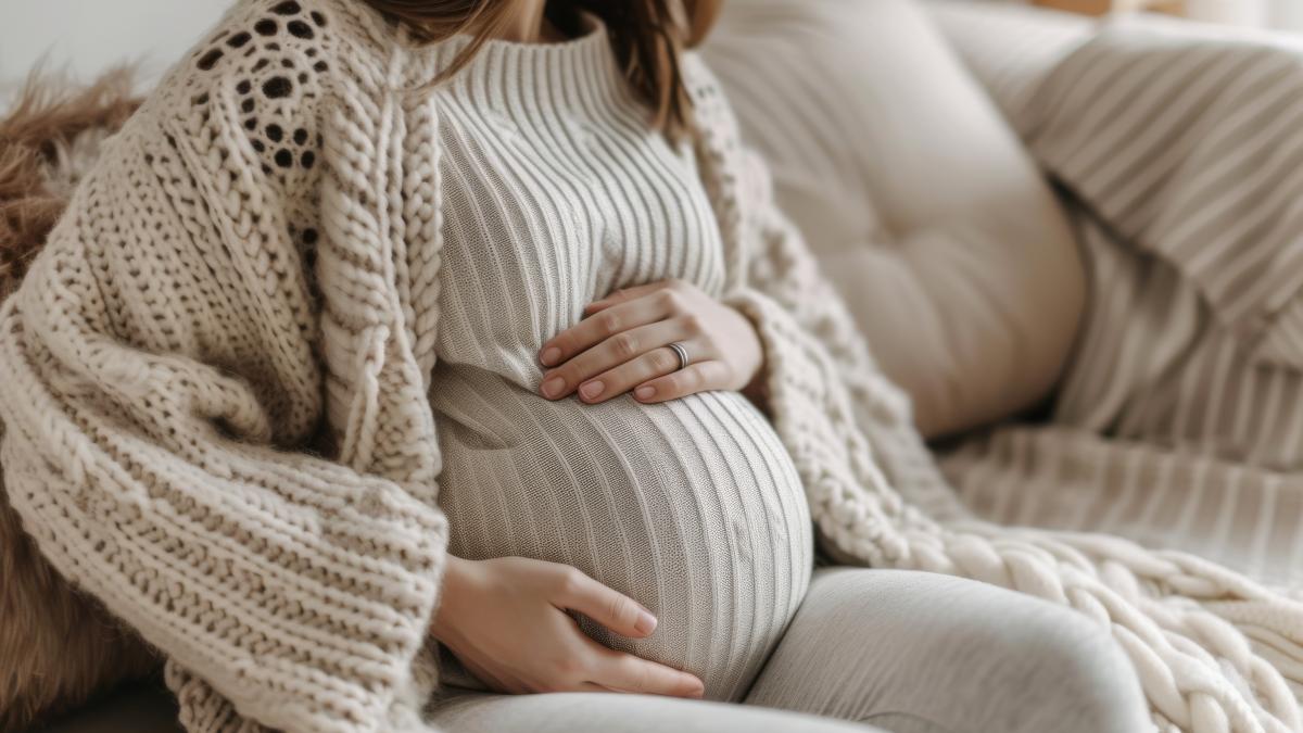 pregnant-woman-knitted-sweater-holding-belly_40452400
