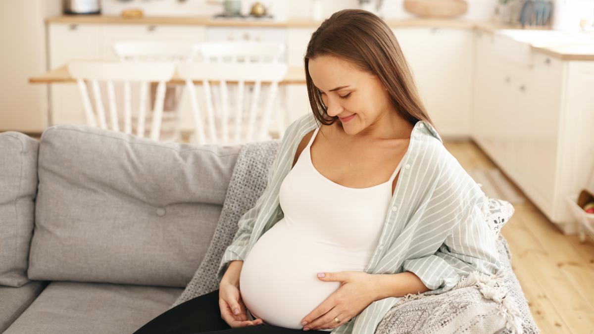 young-pregnant-woman-posing-indoor_77079000