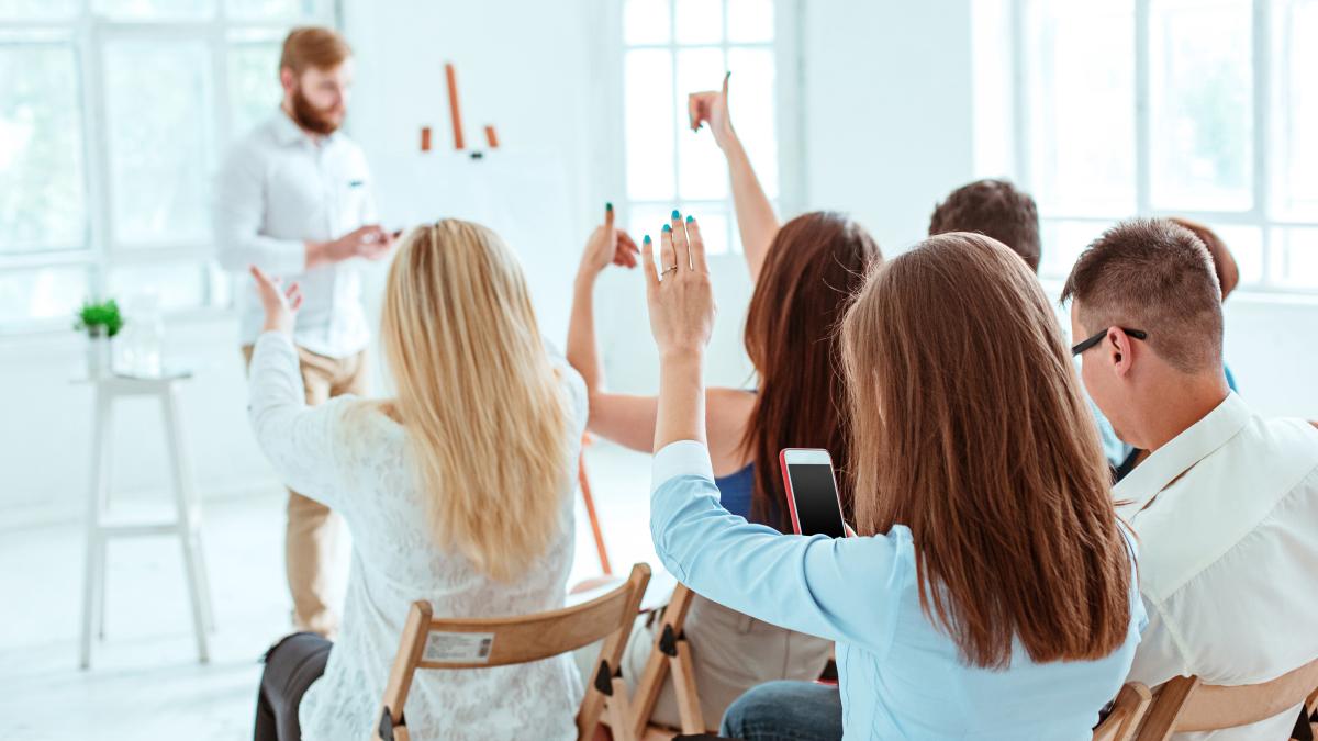 speaker-business-meeting-conference-hall_98359400