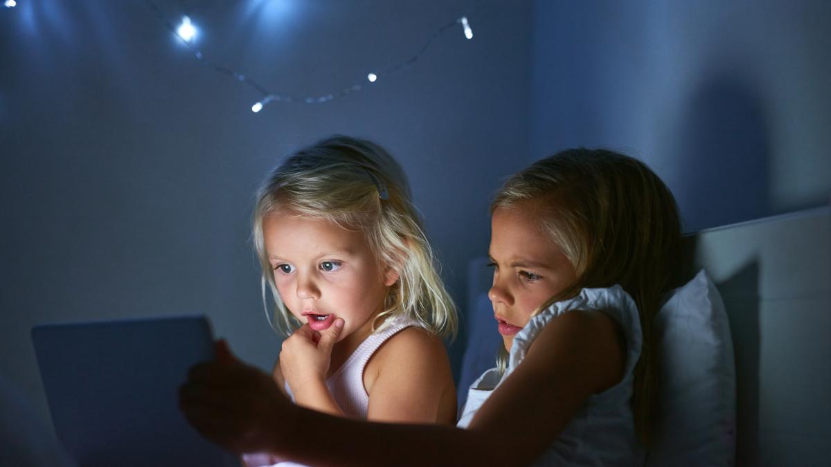tablet-bed-children-home-night-streaming-movie-video-cartoon-digital-technology-girl-kids-bedroom-game-learning-sisters-reading-story-online-relax-with-family_24350100