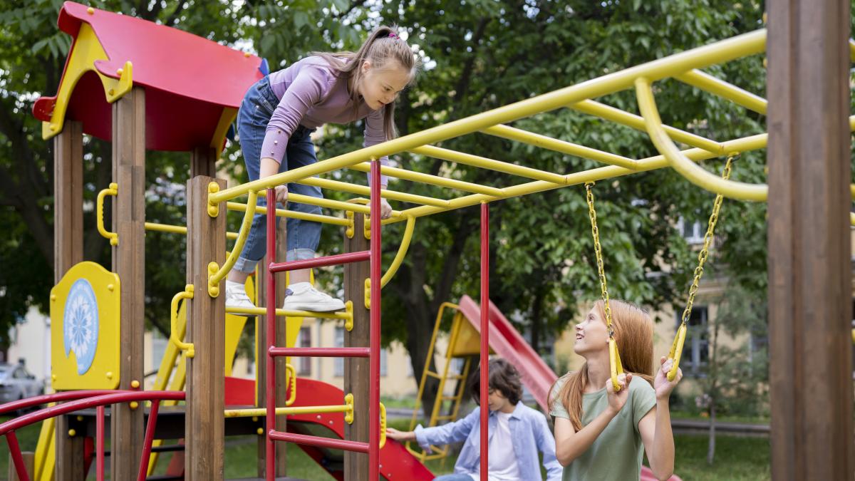 side-view-kids-playing-park_41198100
