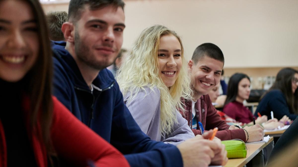 premiera-in-romania-absolventii-de-liceu-se-pot-inscrie-la-universitati-in-sistem-dual-studentii-vor-putea-merge-si-la-cursuri--si-la-munca_69586800