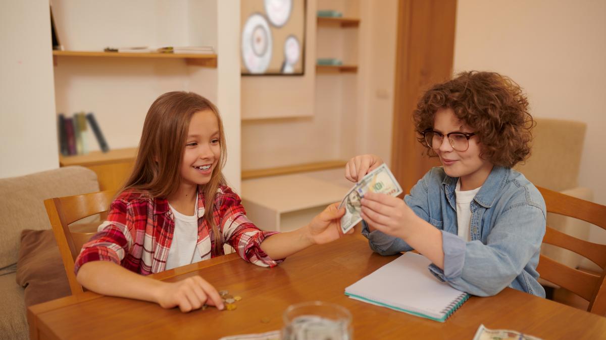 cat-cheltuiesc-parintii-pentru-a-si-recompensa-copiii-pentru-notele-bune--potrivit-unui-studiu_77115200