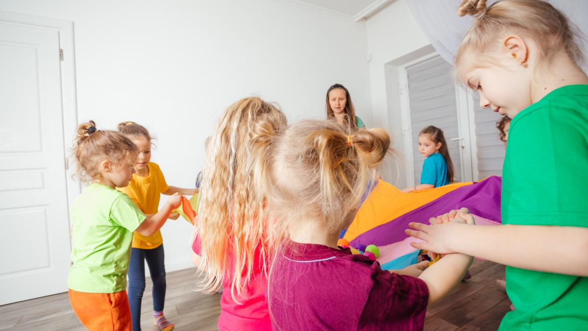 sebastian-lupu--omagiu-pana-la-lacrimi-pentru-educatoare-sterge-lacrima-puiului-de-om--iubeste-si-este-uitata_97881100