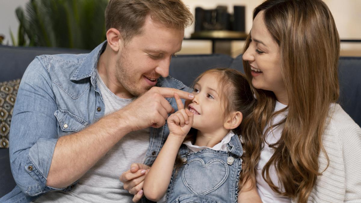 close-up-happy-family-spending-time-together_01471100