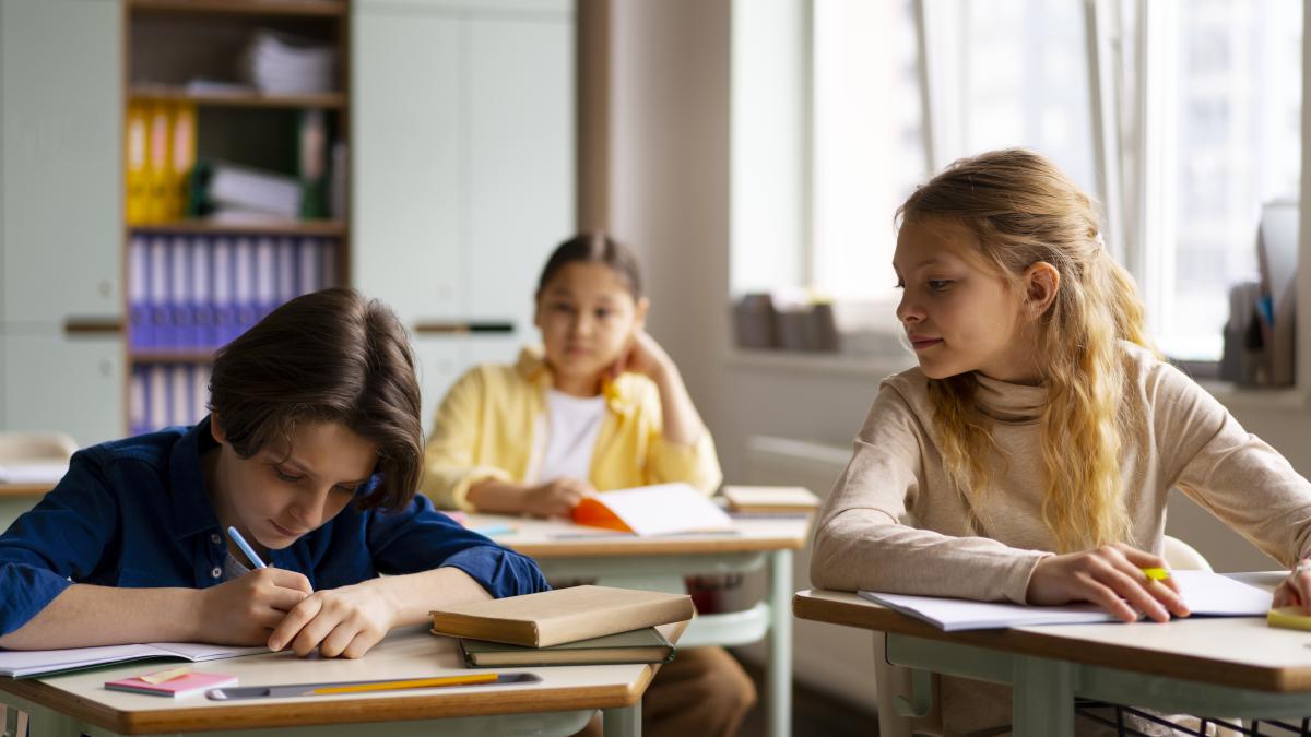 front-view-kids-cheating-school_60865600