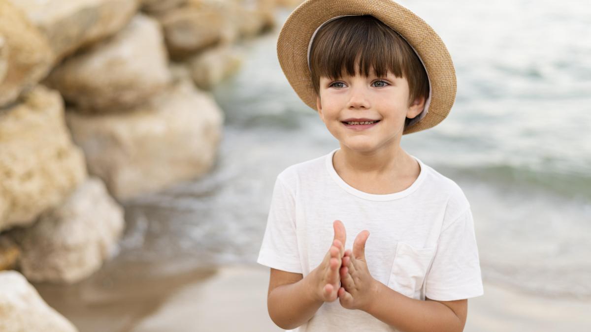 smiley-little-kid-beach_87907400
