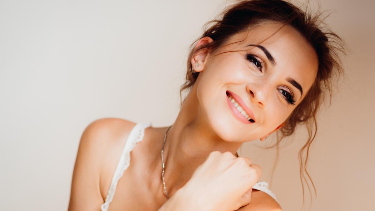 warm-portrait-beautiful-young-brunette_14332400