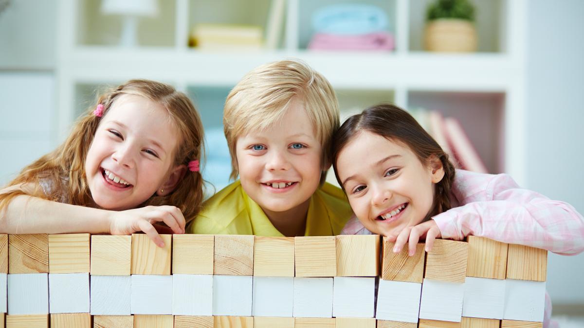 happy-classmates-wooden-building_99043000