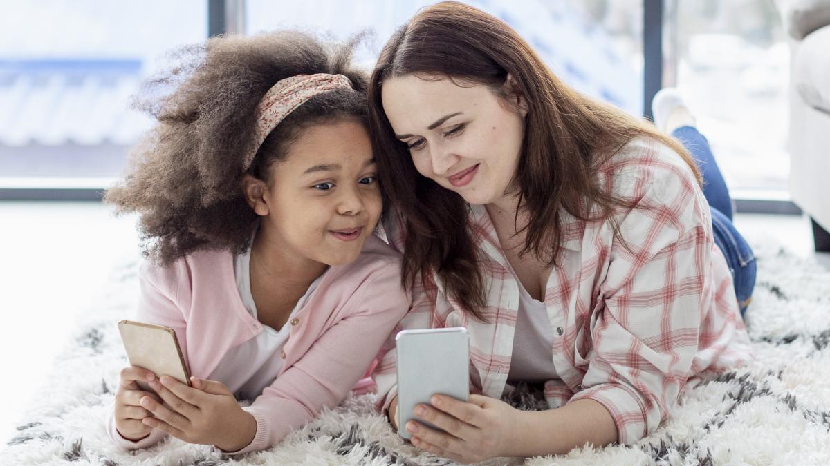 lucruri-pe-care-aproape-orice-parinte-le-face--ii-fac-sa-para-ipocriti-in-fata-copiilor_14951000