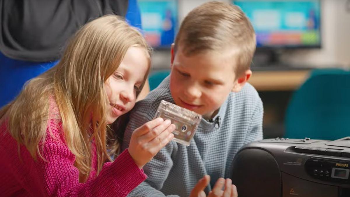 un-decalaj-generational-fascinant-vrei-sa-te-simti-batran-urmareste-un-videoclip-cu-copii-derutati-de-tehnologia-scolii-pe-care-o-foloseau-parintii-lor_82242300