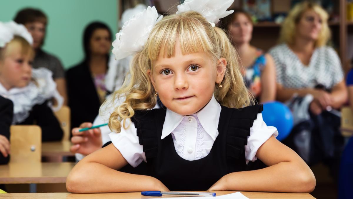 poezie-induiosatoare-despre-emotiile-unui-copil-aflat-la-pragul-unei-noi-etape-prima-zi-de-scoala-bag-papusa-la-sertar-si-deschid-ca-pe-o-comoara-primul-meu-abecedar_34501600