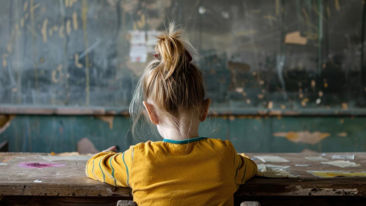 elevi-din-peste-900-de-scoli--mutati-in-alte-unitati-de-invatamant--din-cauza-santierelor-sau-pentru-ca-nu-au-spatiu-a-trebuit-noi-parintii-sa-adunam-banii-pentru-o-tabla_91979500