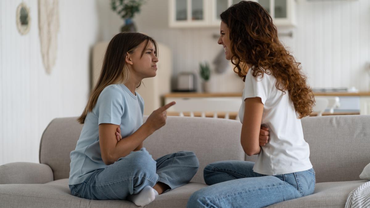 motive-din-cauza-carora-adolescentul-tau-se-poate-indeparta-de-tine--cum-poti-sti-daca-au-incercat-alcool-sau-droguri_61688400