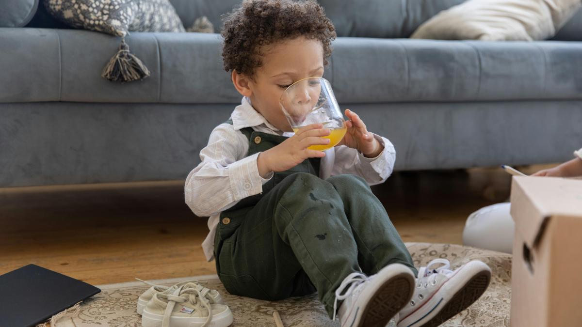 de-ce-copiii-nu-ar-trebui-sa-bea-suc--iata-ce-alte-alternative-poti-avea_10952600