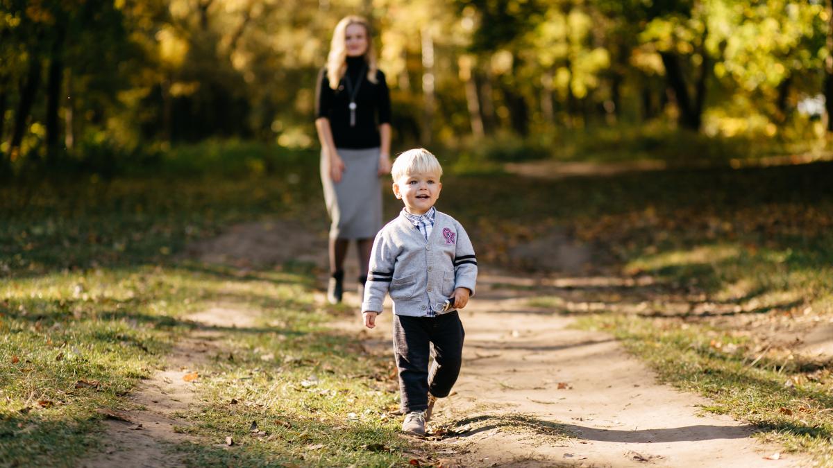 cum-sa-cresti-un-copil-independent-stilul-de-parenting-care-sustine-autonomia--expert-priveste-in-viitor-si-imagineaza-ti-adultul-care-isi-spala-singur-rufele-sau-care-a-rezolvat-un-conflict_40564300