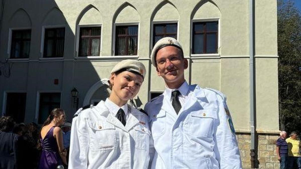 pasiunea-pentru-uniforma-militara-impartasita-de-doi-frati--e2809eliceul-este-acum-a-doua-casa-pentru-amandoie2809d_99611000