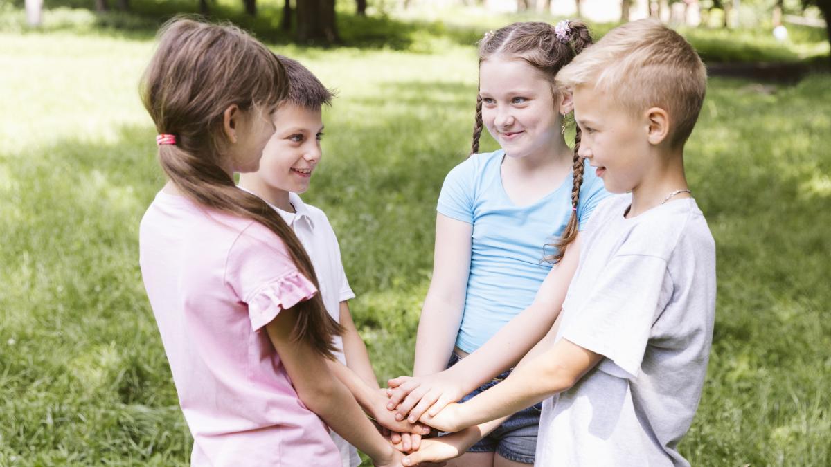 prietenia-cum-sa-i-ajuti-pe-copiii-sa-se-relationeze-cu-ceilalti_53071800