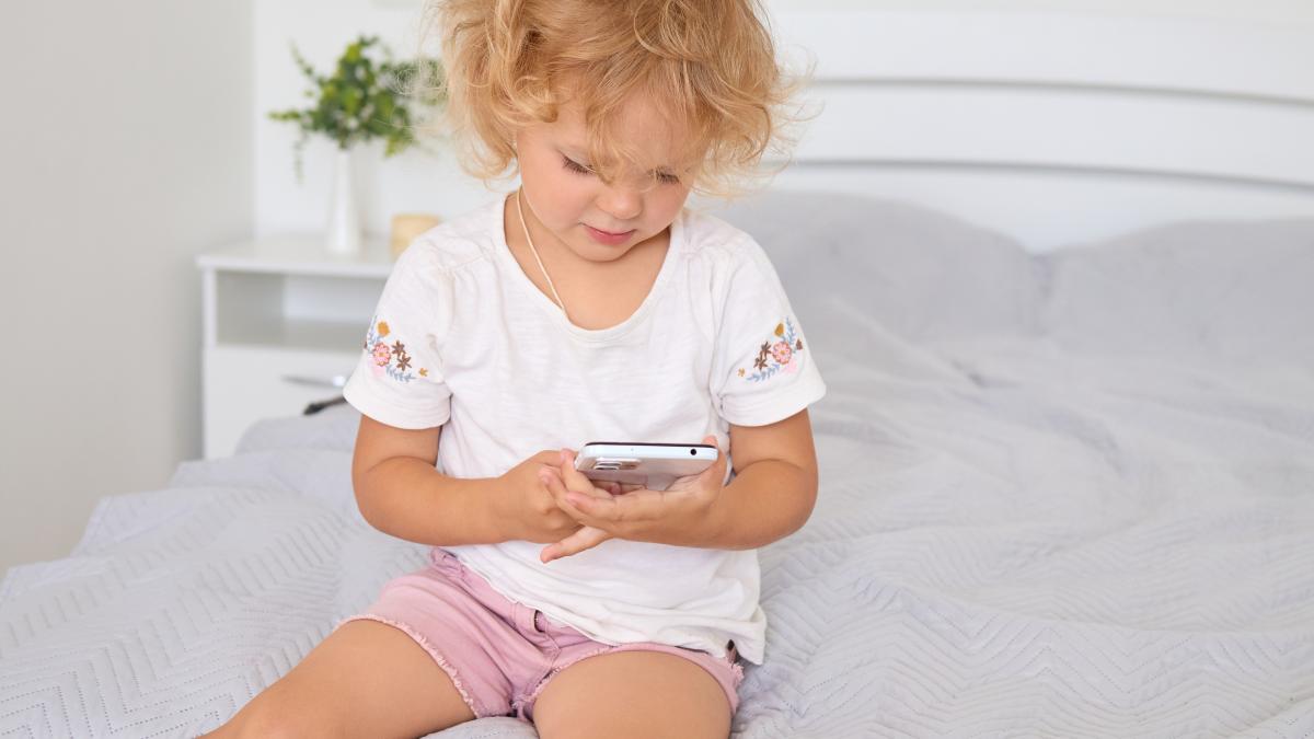 care-este-cea-mai-buna-varsta-pentru-a-i-da-copilului-tau-un-telefon-mobil-gabor-mate-e2809eacesti-copii-functioneaza-ca-si-cum-ar-avea-leziuni-cerebralee2809d_62328400