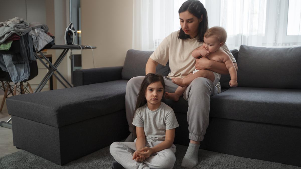 full-shot-mother-with-kids-home_32039900