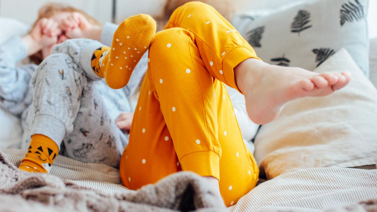 un-obicei-simplu-care-ii-ajuta-pe-oameni-sau-pe-copii-sa-doarma-mai-mult-si-mai-profund-purtarea-sosetelor_94779400