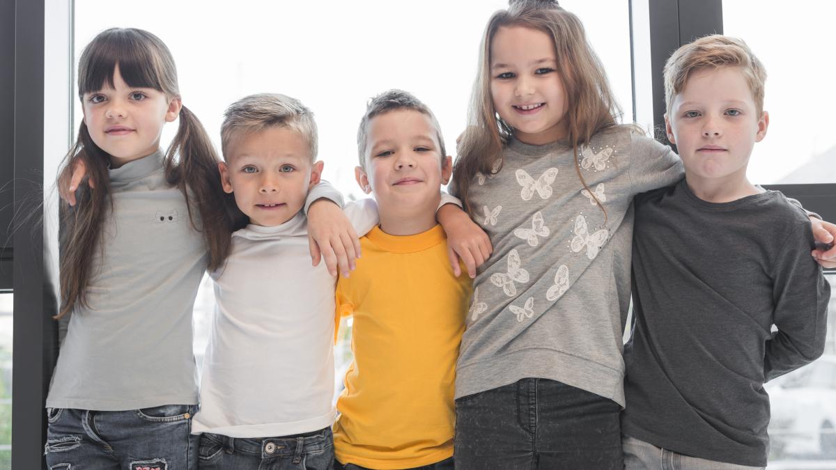 group-children-posing-together_17583700