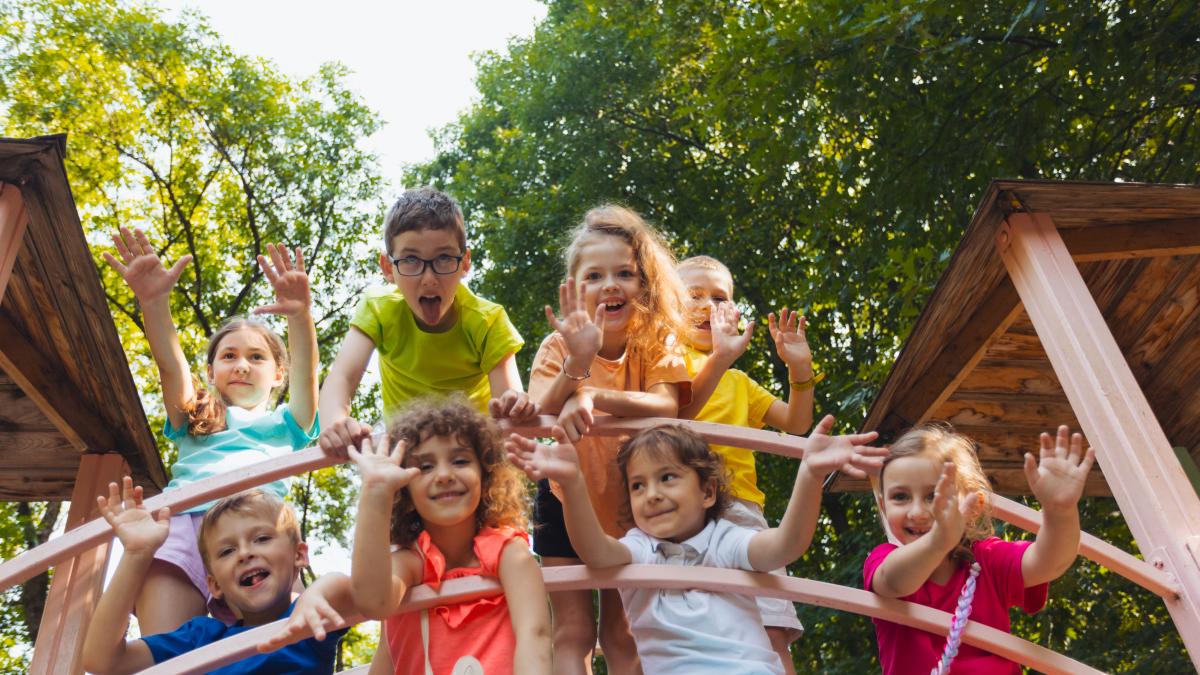 fotbal-luni-si-marti--engleza-miercuri--inot-joi-si-vineri-uitati-de-ele-cea-mai-valoroasa-activitate-extrascolara-pentru-copilul-tau-este-asta-e-gratuita_95055200