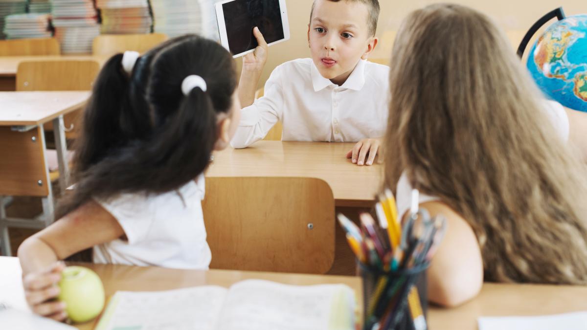 elevii-care-vorbesc-prea-mult-in-clasa--cum-sa-ajutam-copiii_50444300