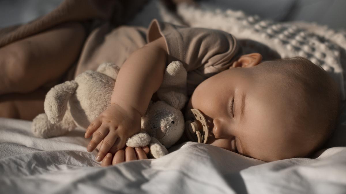 psiholog-radu-leca-e2809ecopilul-nu-are-de-ce-sa-doarma-cu-un-plus--paturica-speciala-sau-caciulita-de-la-bunicae2809d--video_01639000